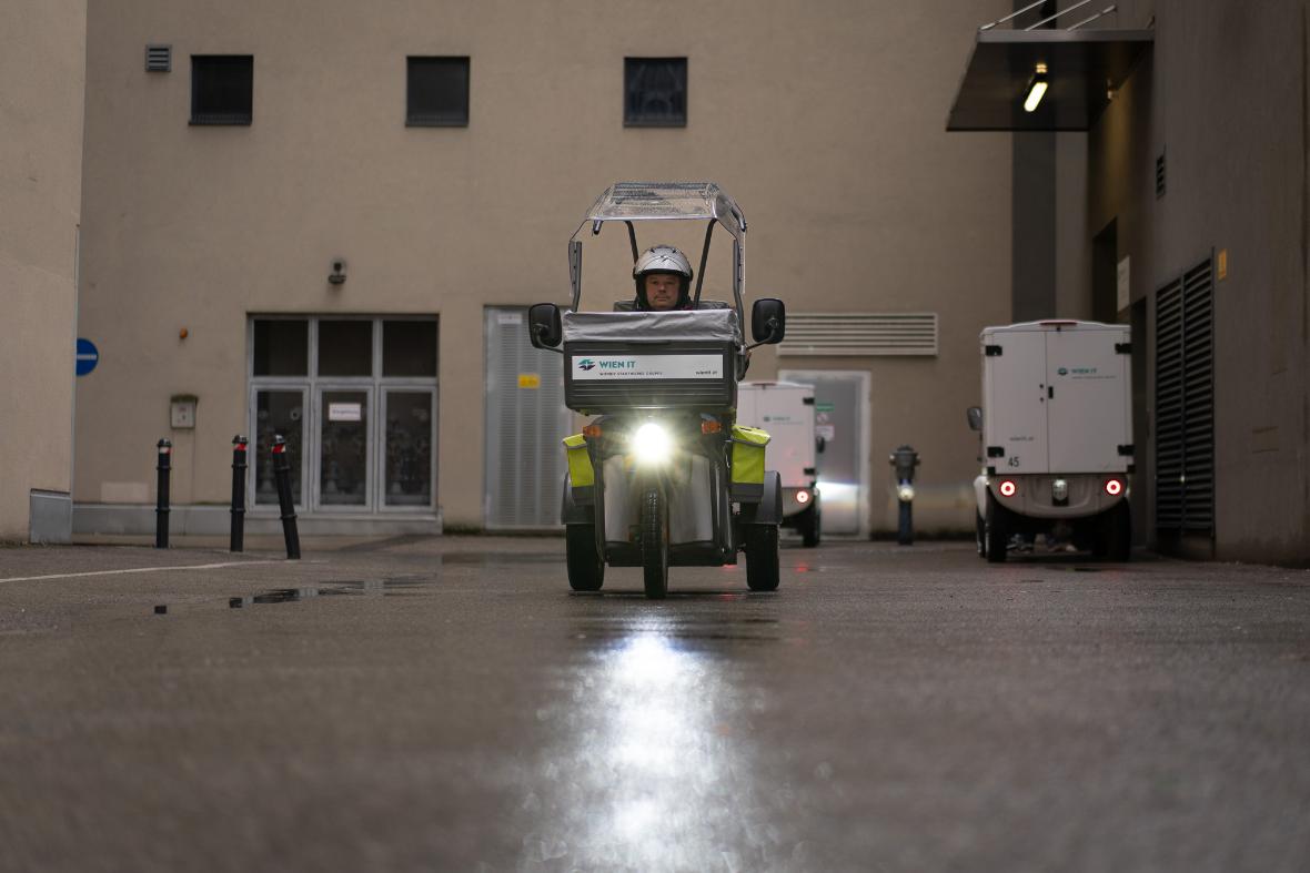 Frontalaufnahme eines unserer Auslieferungs-Fahrzeugs. Das Licht ist aufgedreht, der Boden reflektiert das Licht. 